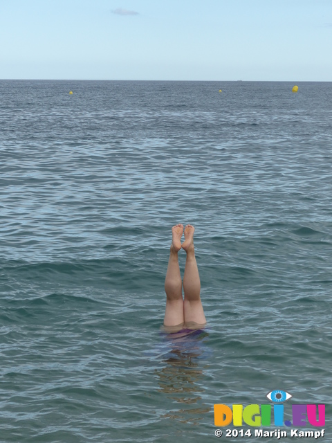 FZ007779 Jenni handstand underwater